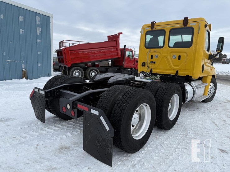 2016-freightliner-cascadia-125-image-10