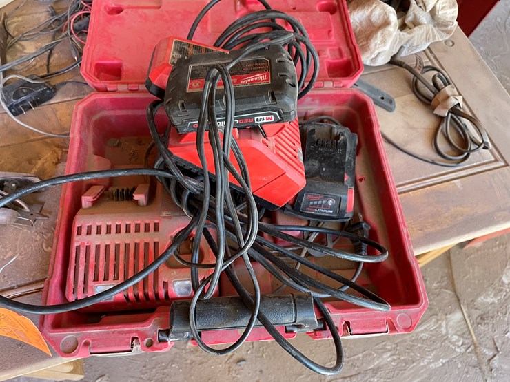 #3693-•-tables-and-hardware-image-2