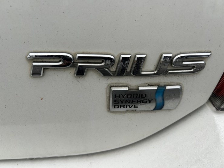 2004-toyota-prius-hybrid-sedan-image-15