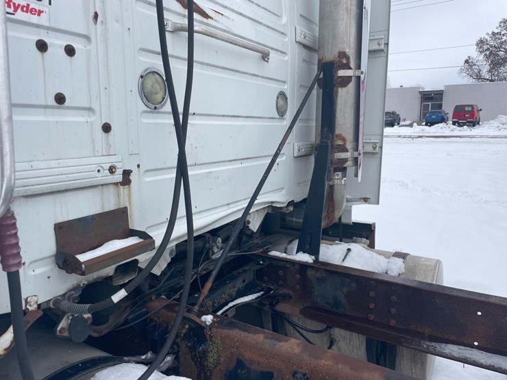 #149-•-2004-volvo-sleeper-semi-truck-image-15