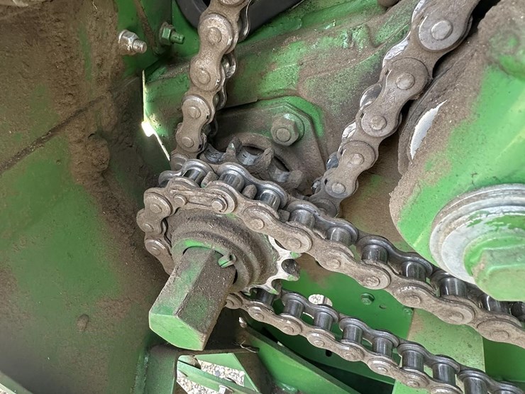 2018-john-deere-560m-image-11