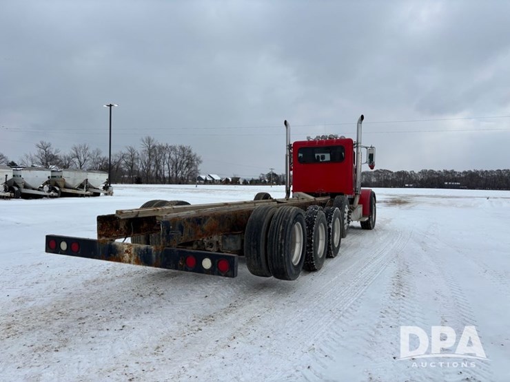 peterbilt-365-image-9