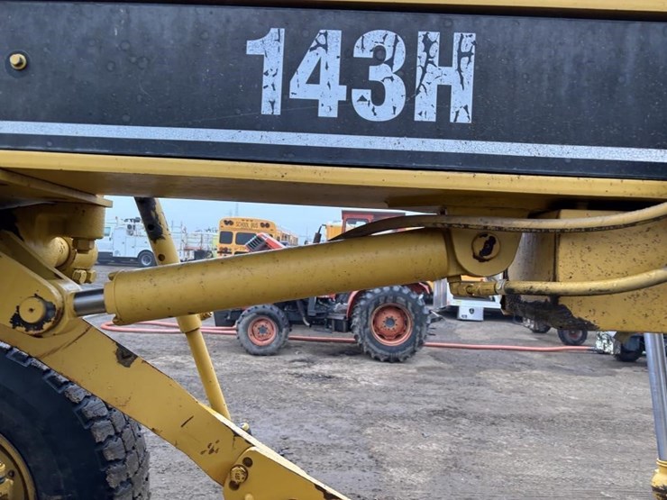 2005-caterpillar-143h-image-23