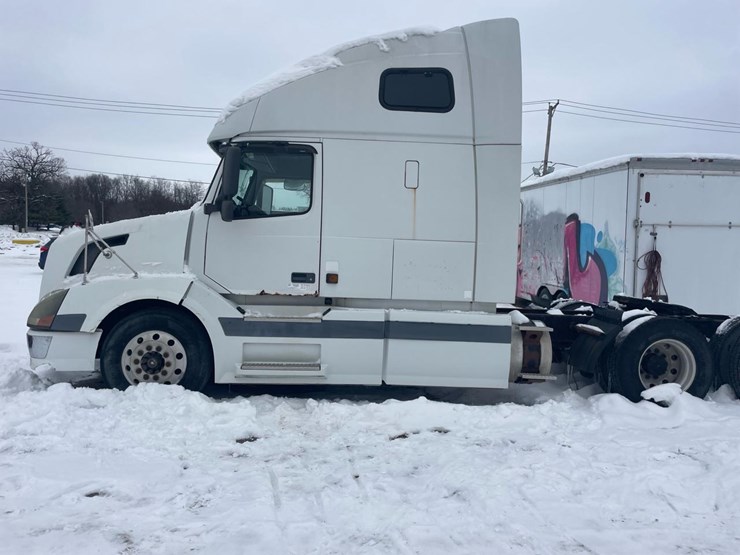 #149-•-2004-volvo-sleeper-semi-truck-image-2