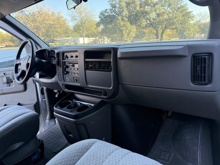 2006-chevrolet-3500-image-16