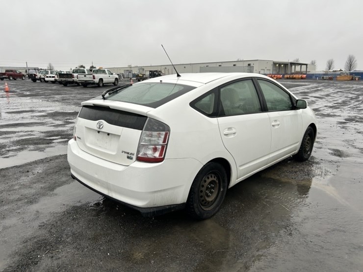 2004-toyota-prius-hybrid-sedan-image-5