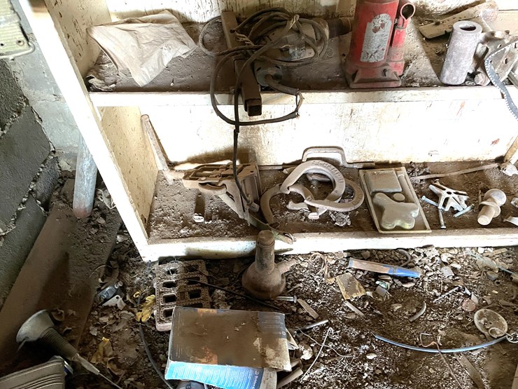 #3722-•-tools-hardware-and-shelf-image-2