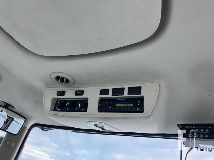 2010-john-deere-8295r-image-22