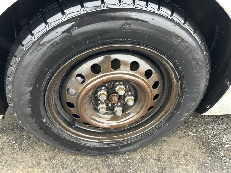 2004-toyota-prius-hybrid-sedan-image-9