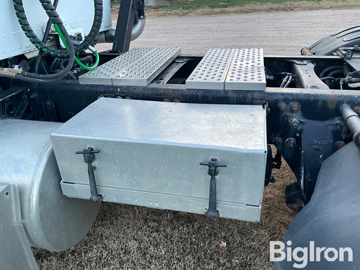 2001-freightliner-fld120-image-12