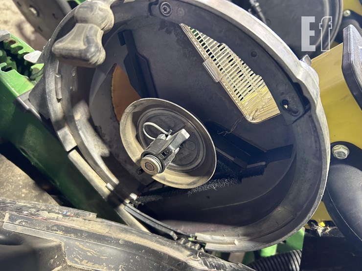 2014-john-deere-db60-image-17