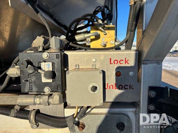 international-4900-image-36