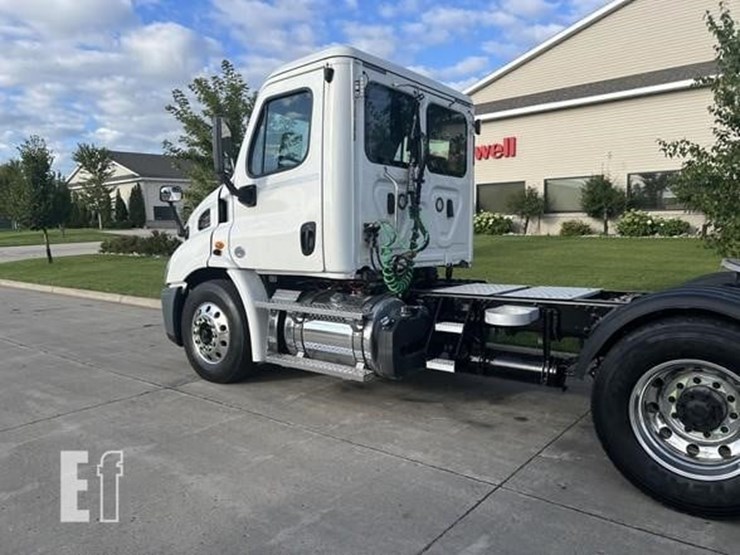 2020-freightliner-cascadia-113-image-10