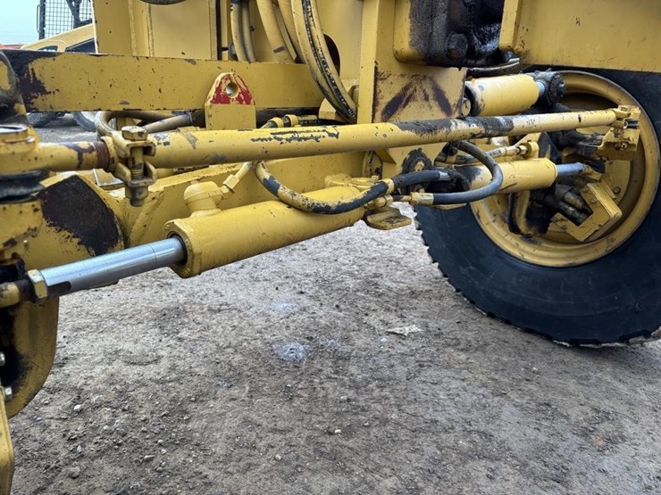 2005-caterpillar-143h-image-26