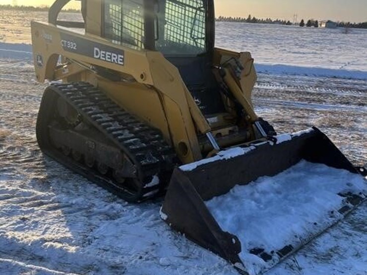 2010-deere-ct332-image-2