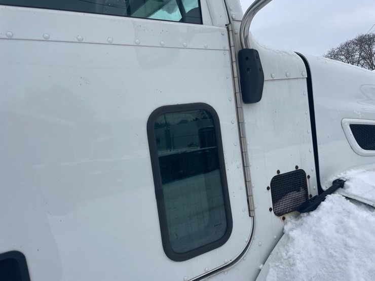 2012-peterbilt-384-image-26