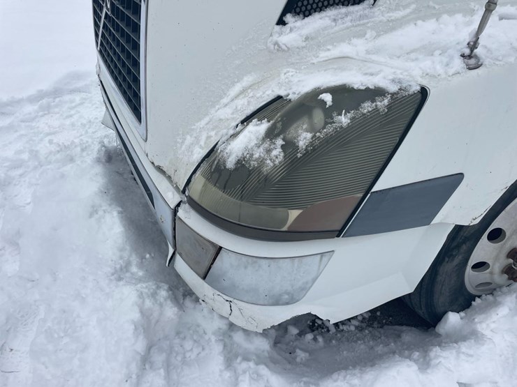 #149-•-2004-volvo-sleeper-semi-truck-image-10