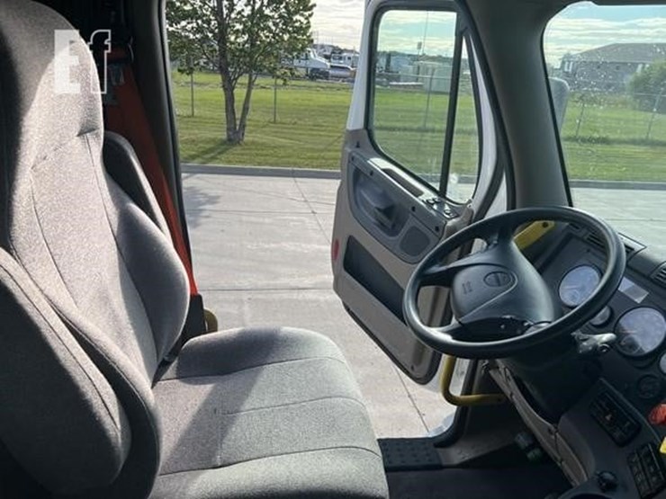 2020-freightliner-cascadia-113-image-20