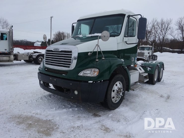 2007-freightliner-columbia-112-image-2