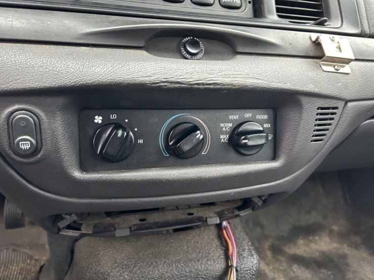 2004-ford-crown-victoria-sedan-image-21