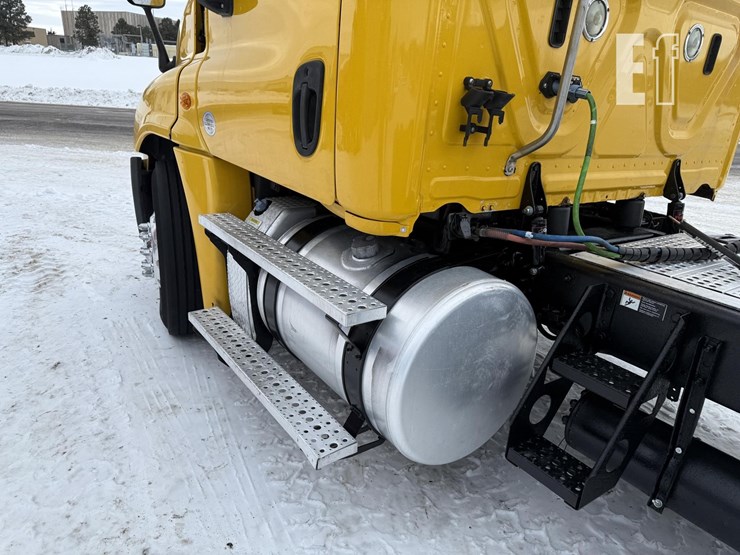 2016-freightliner-cascadia-125-image-23