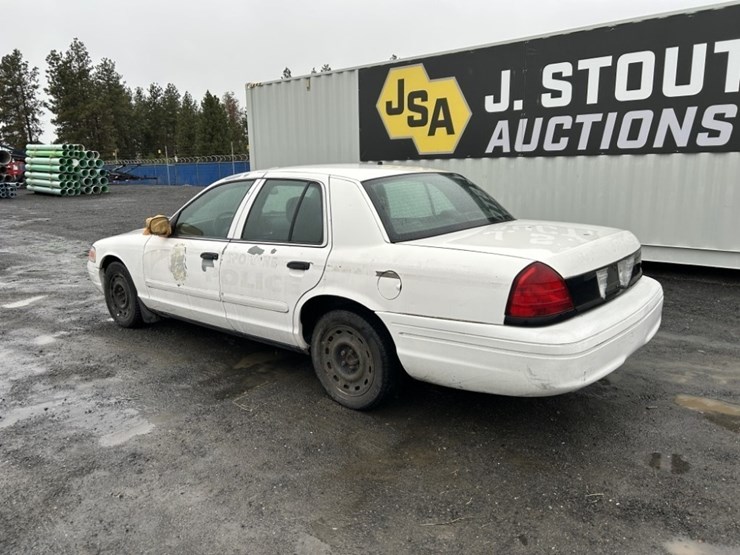 2004-ford-crown-victoria-sedan-image-3