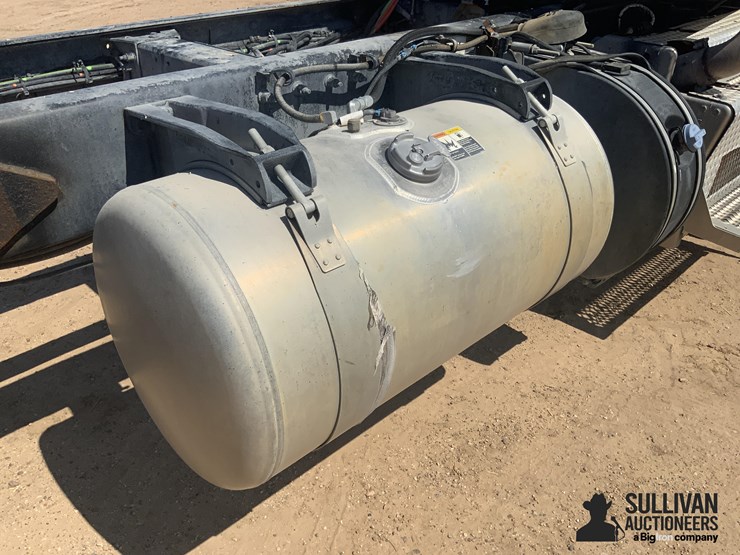 2017-peterbilt-348-image-12