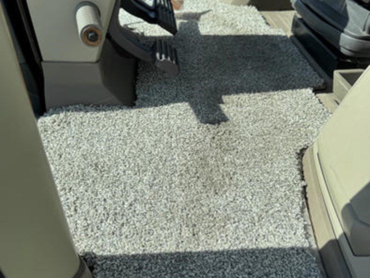 john-deere-8r-370-image-33