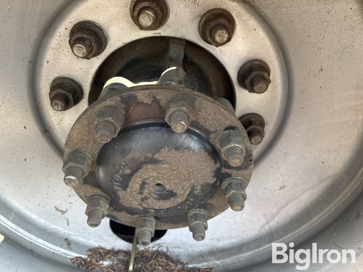 2004-freightliner-m2-106-image-17