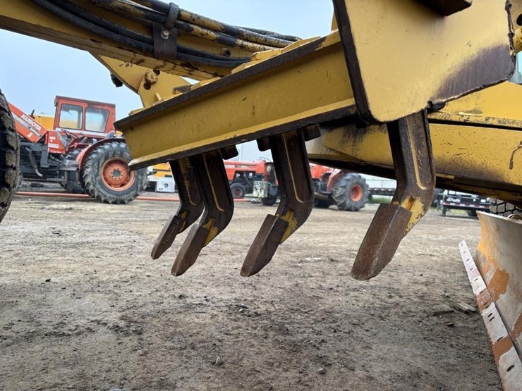 2005-caterpillar-143h-image-21