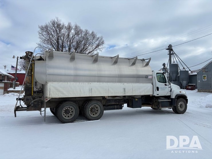 freightliner-114sd-image-16