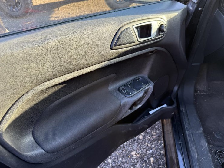 #31-•-2014-ford-fiesta-se-image-14