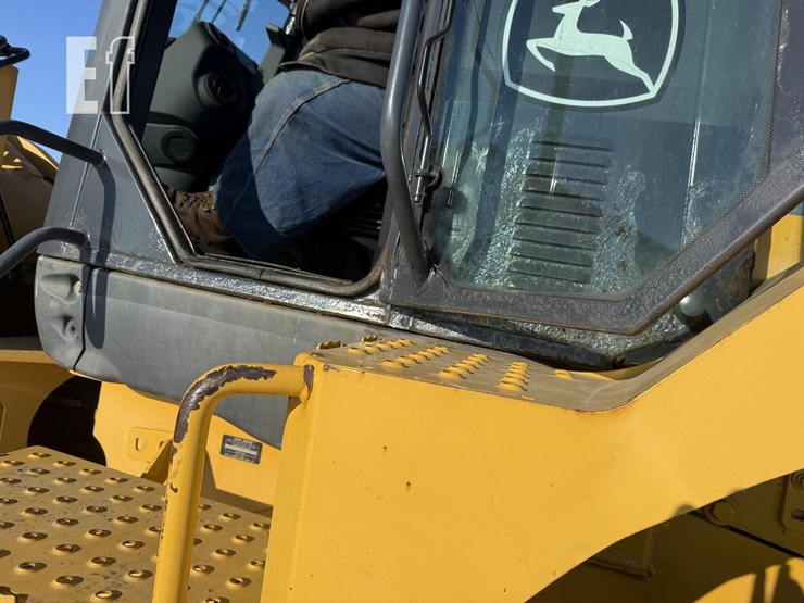 2011-deere-624k-image-33