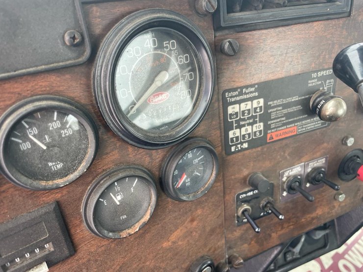 1996-peterbilt-378-image-35