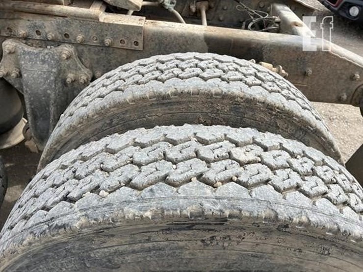 1997-freightliner-fld120-image-11