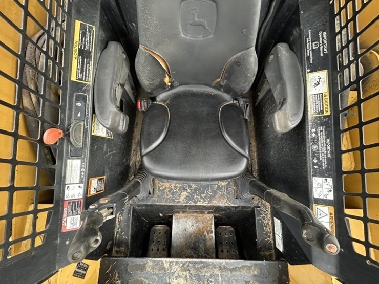 john-deere-332-image-14