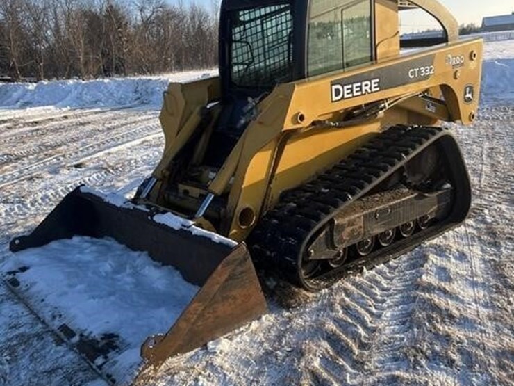2010-deere-ct332-image-1