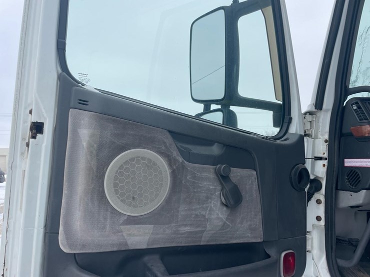 #149-•-2004-volvo-sleeper-semi-truck-image-31