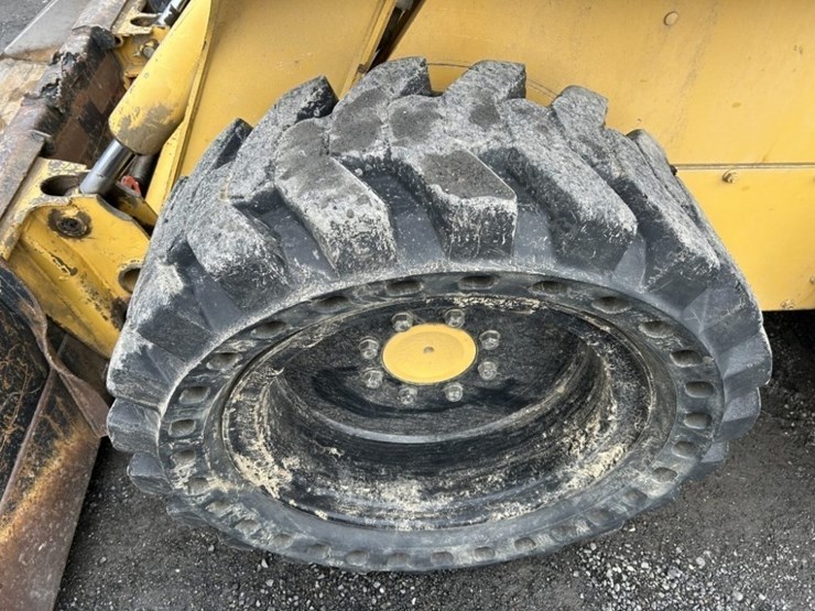 john-deere-332-image-16