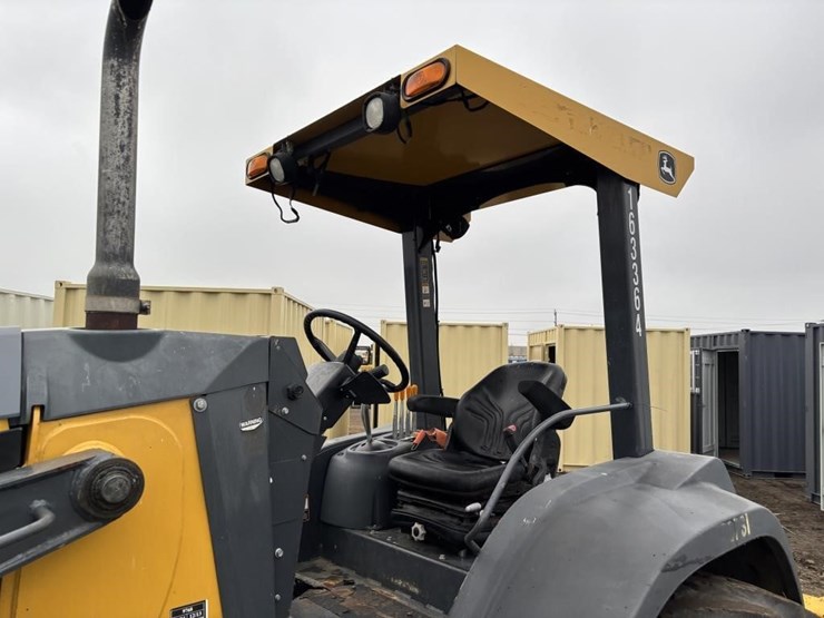 2017-deere-210l-image-31