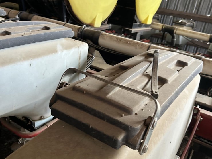 2004-white-8516-image-6