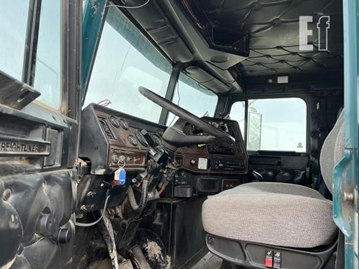 1997-freightliner-fld120-image-16