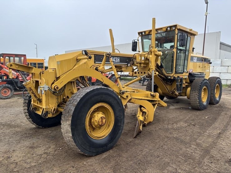 2005-caterpillar-143h-image-1