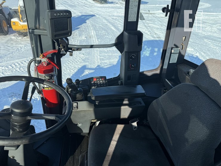 2011-deere-624k-image-35