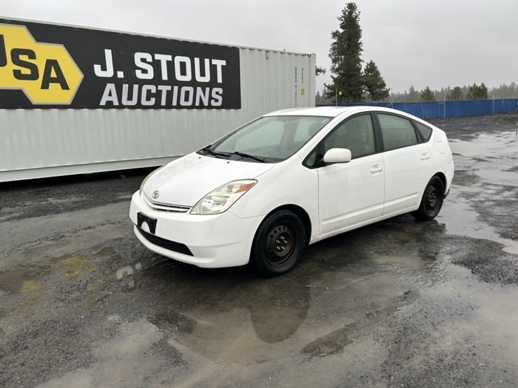 2004-toyota-prius-hybrid-sedan-image-1