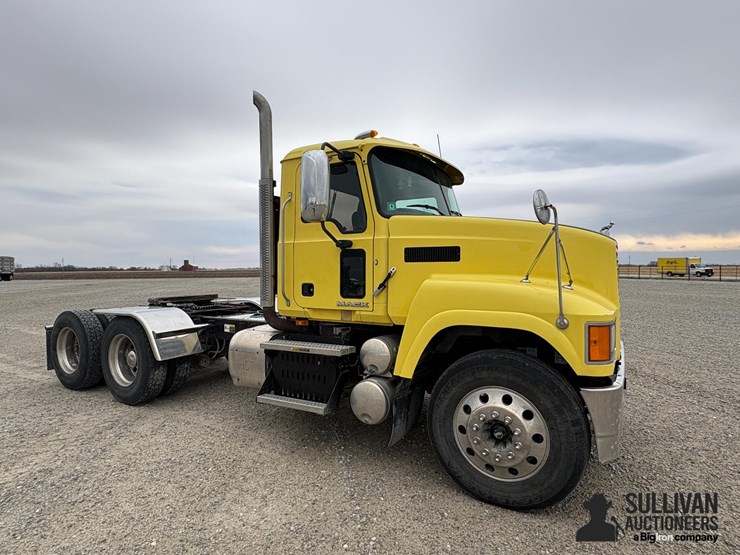 2013-mack-chu613-pinnacle-t/a-day-cab-truck-tractor-image-3