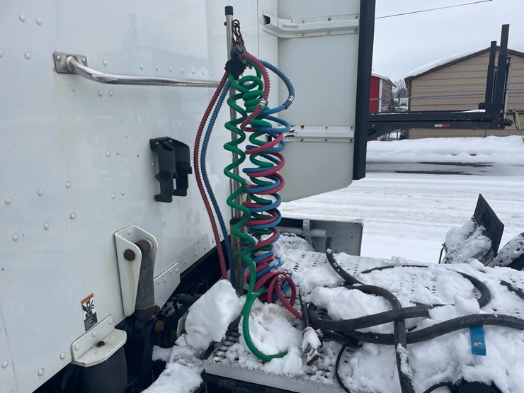 2012-peterbilt-384-image-16