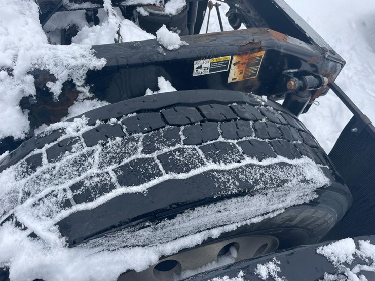 2012-peterbilt-384-image-18