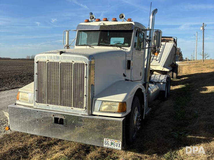 1990-peterbilt-377-image-2