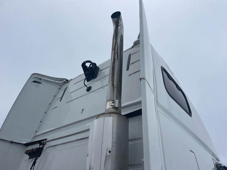 #149-•-2004-volvo-sleeper-semi-truck-image-25